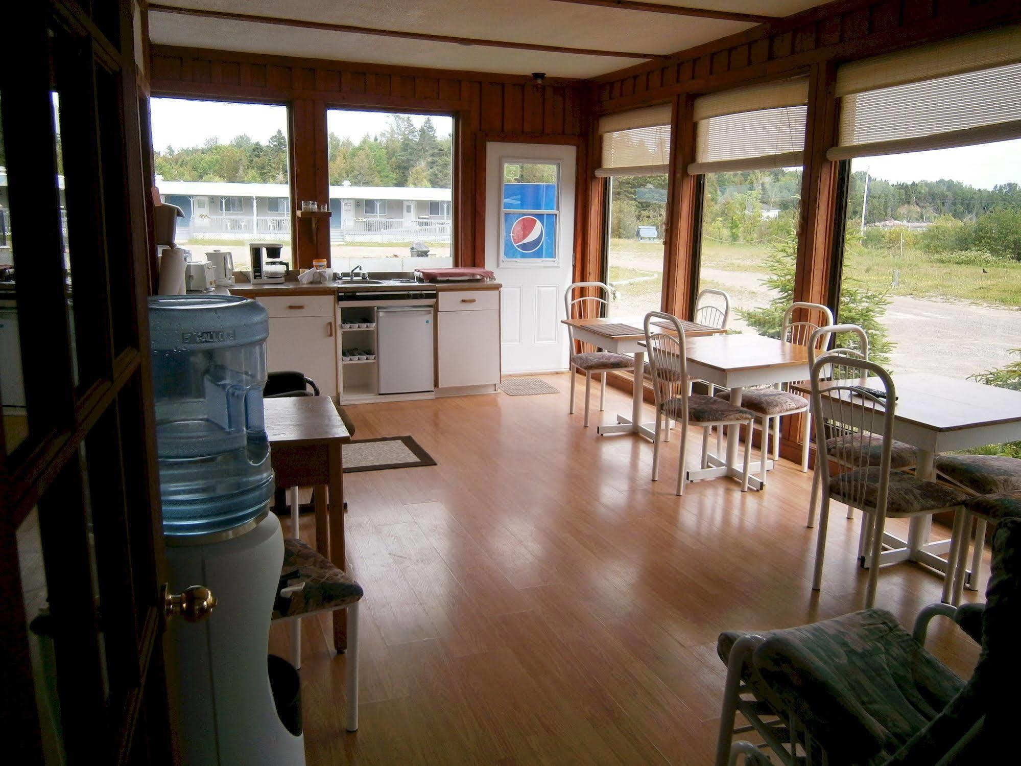 Motel De L'Anse Port-Daniel Ngoại thất bức ảnh